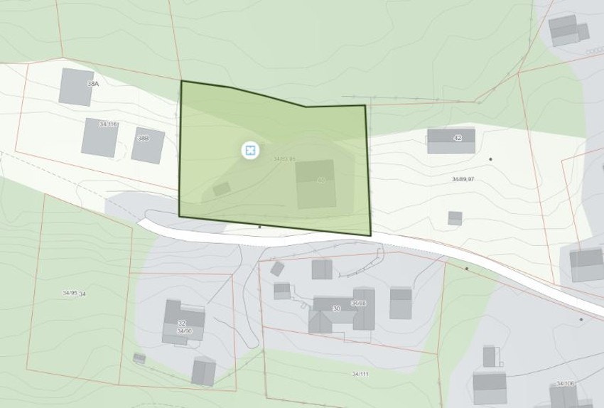 Kart: Eiet tomt på totalt 1628 m2. Består av Gnr. 34, Bnr 83 og Gnr.34, Bnr. 96. Galleribilde