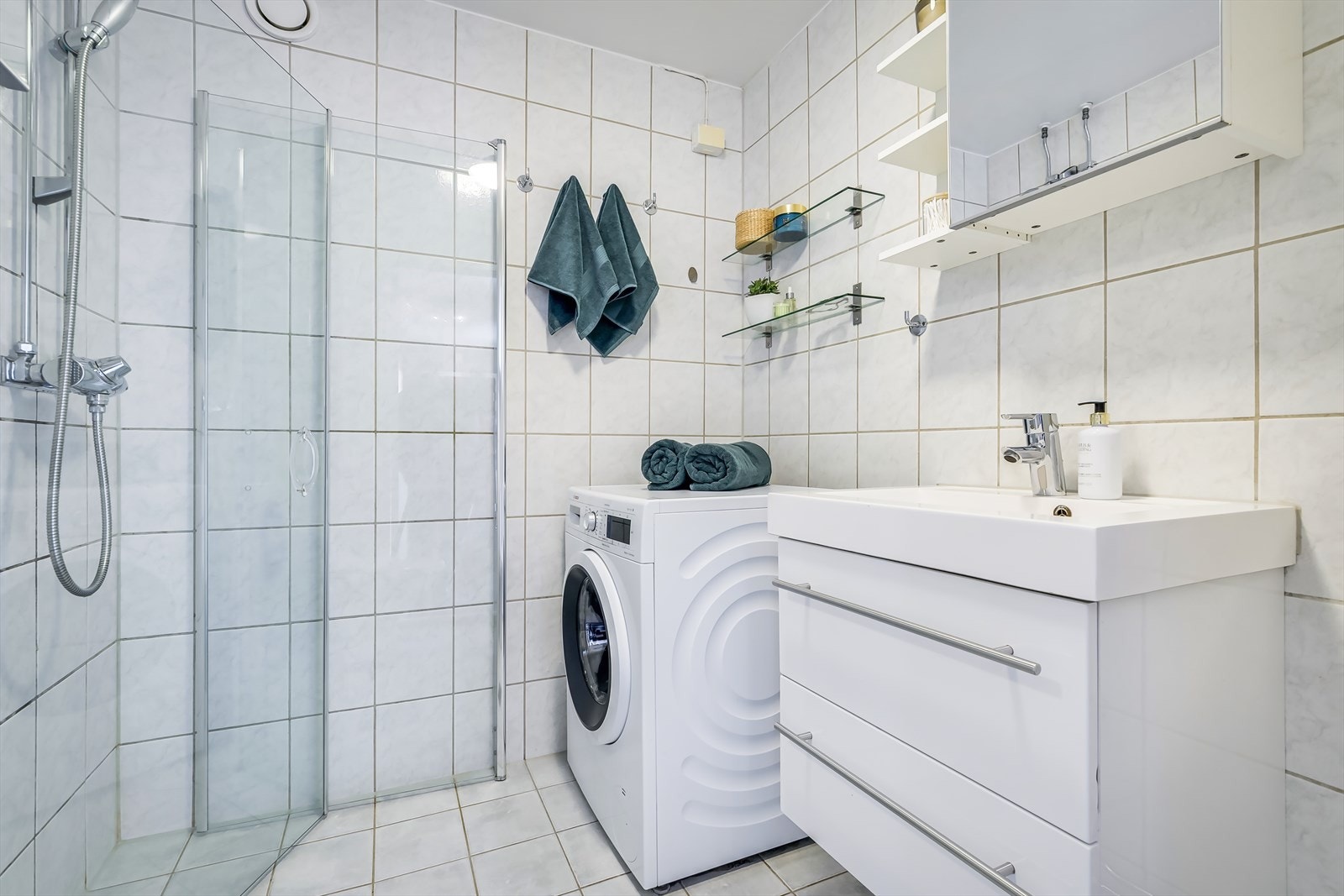 Romslig bad fra 2003/04 med opplegg for vaskemaskin og elektriske varmekabler Galleribilde