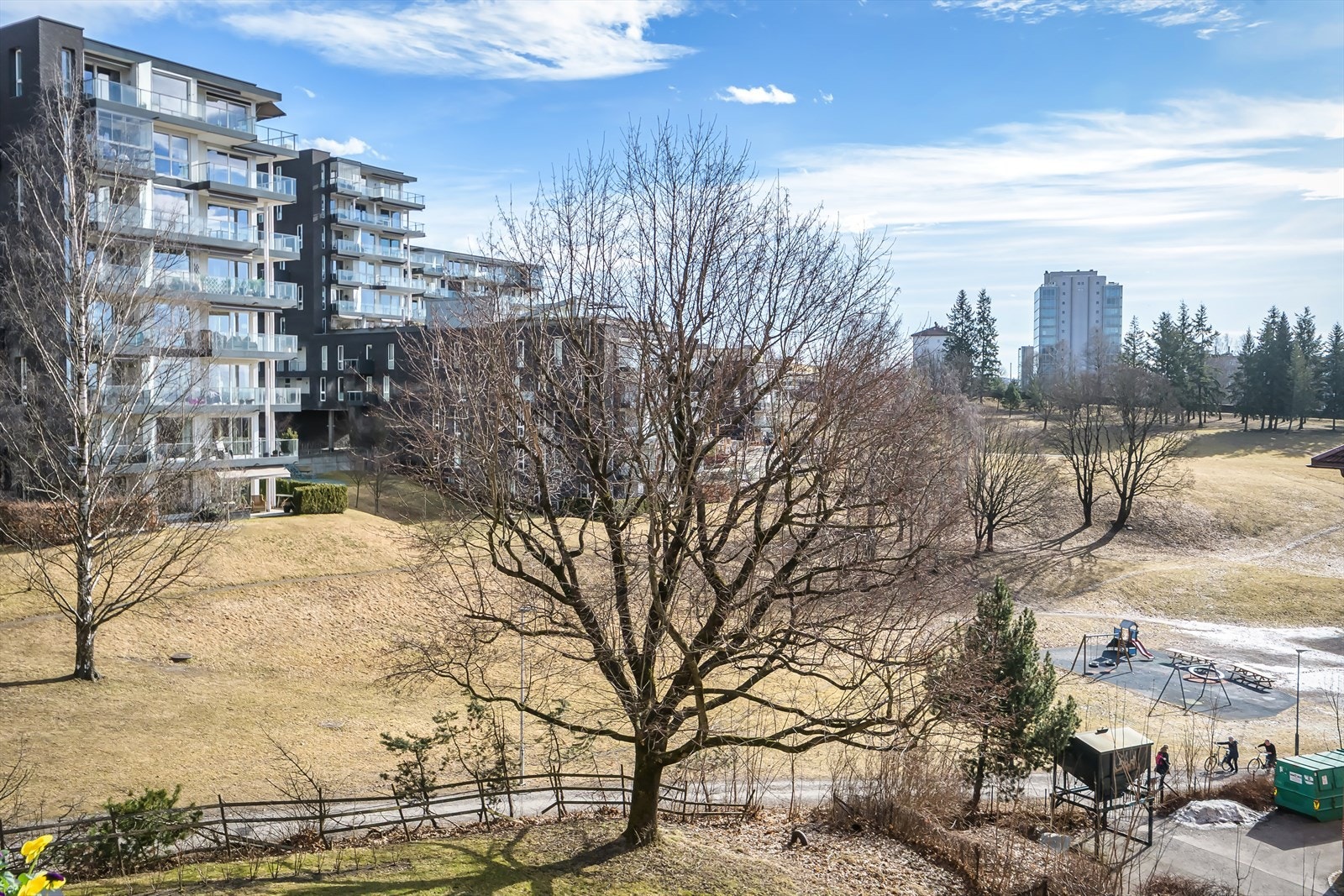 Balkongen ligger høyt og luftig med hyggelig utsikt mot pent opparbeidede fellesområder og Torshovdalen Galleribilde