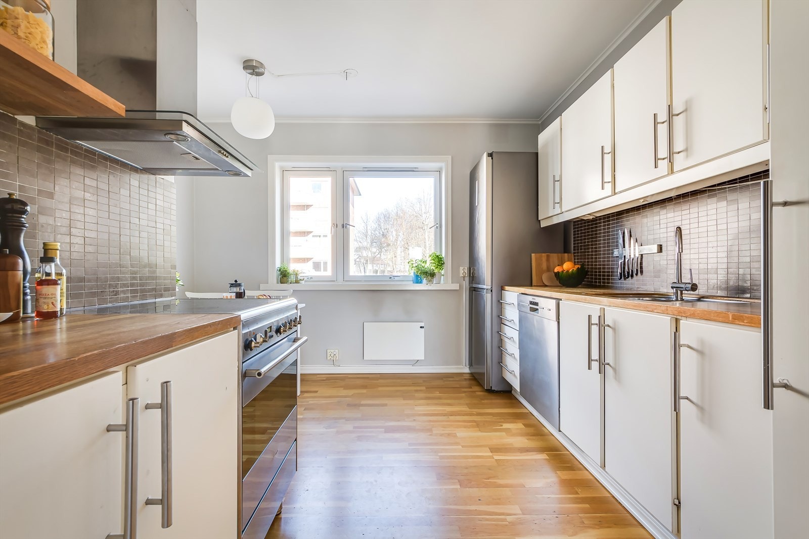 Flott kjøkken med smart planløsning og rikelig oppbevaringsplass Galleribilde