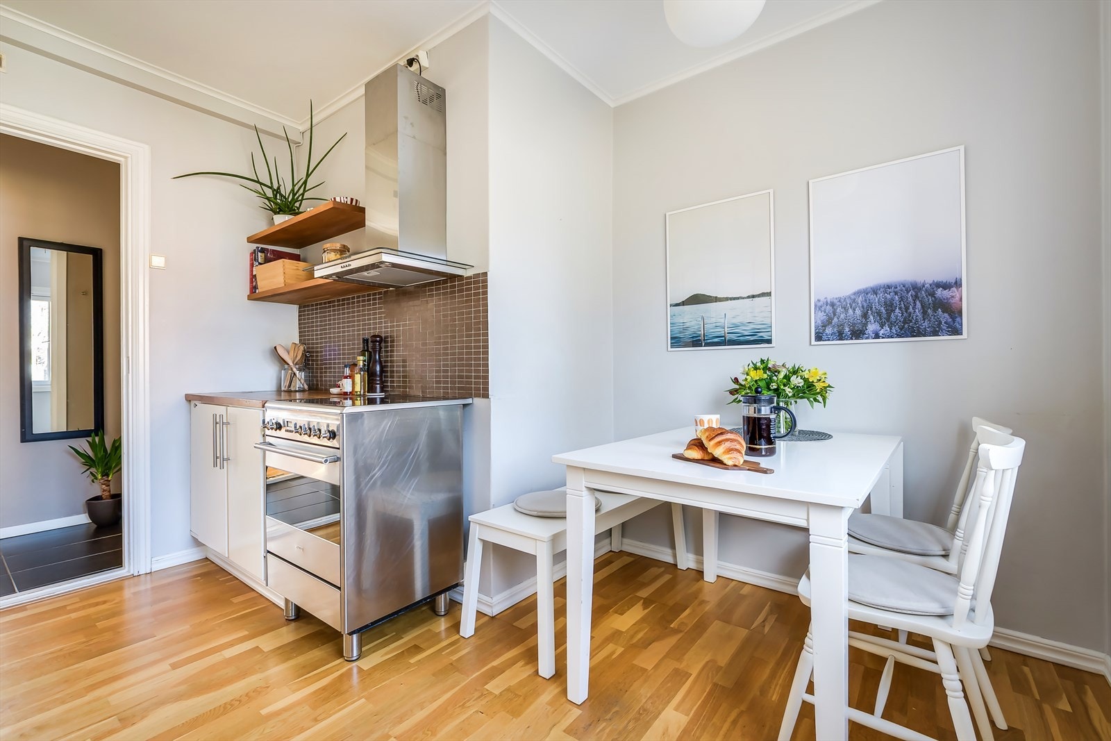 Rommet er malt i en lys farge med parkettgulv Galleribilde