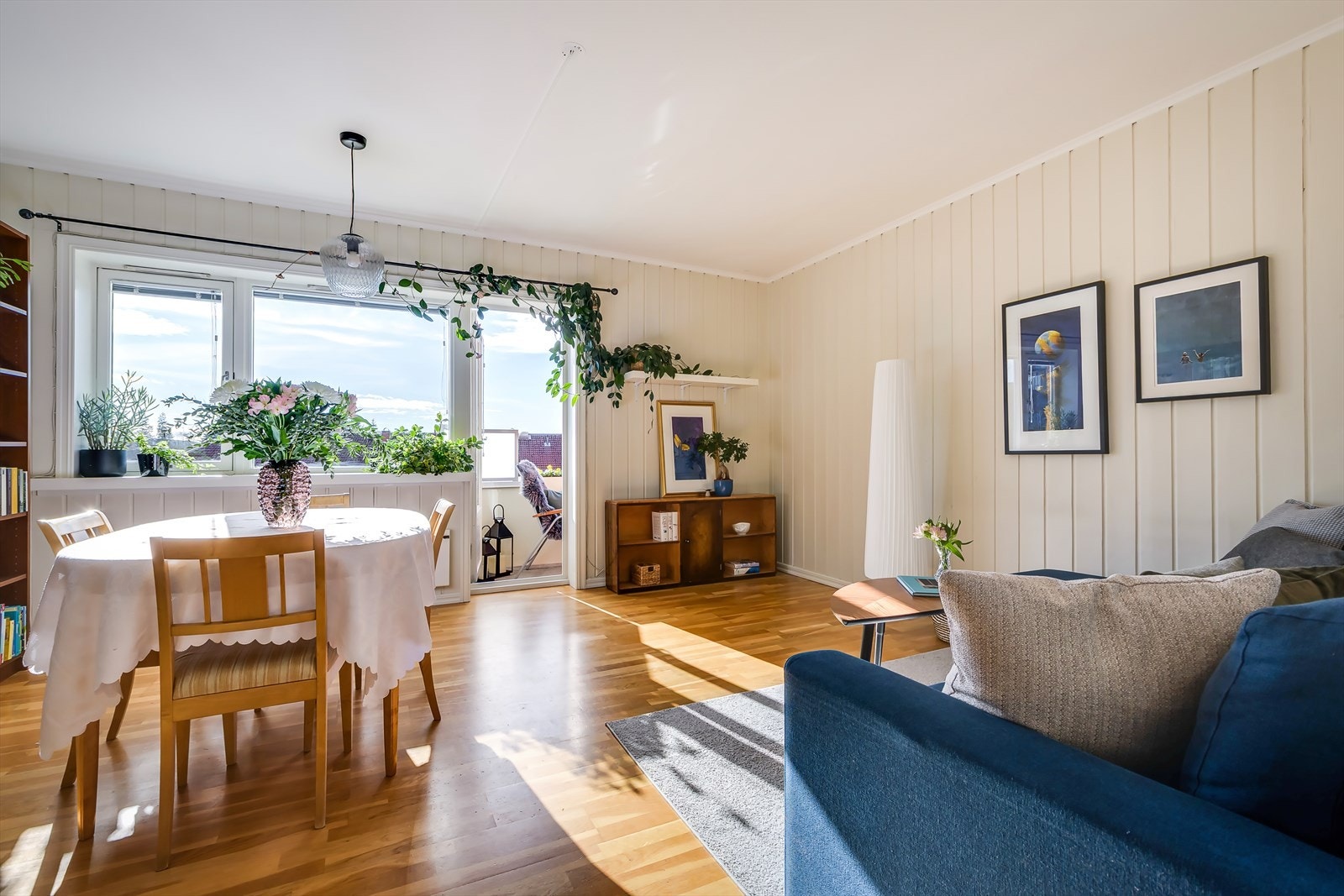 Lys og hyggelig stue med store vindusflater som sikrer gode lysforhold Galleribilde