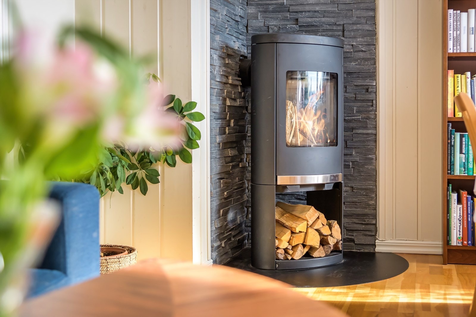 I hjørnet er det plassert en flott vedovn som gir godt med ekstra varme Galleribilde