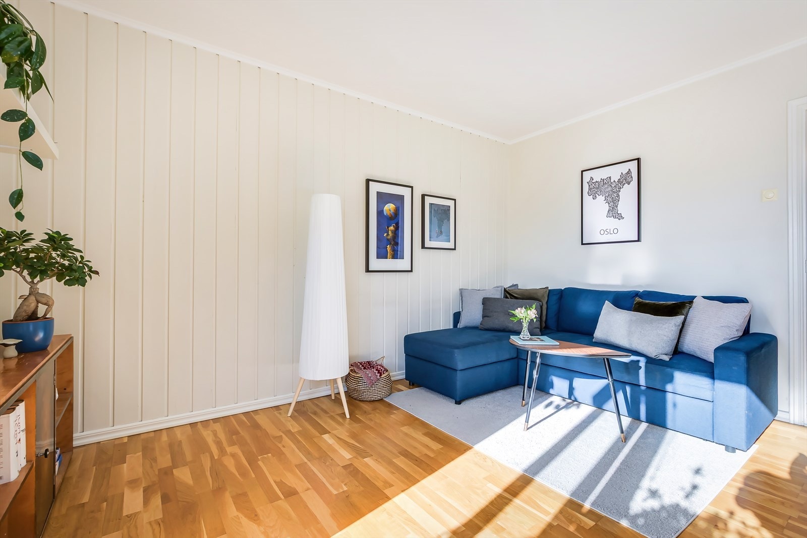 Rommet har lysmalte panelvegger og parkettgulv Galleribilde