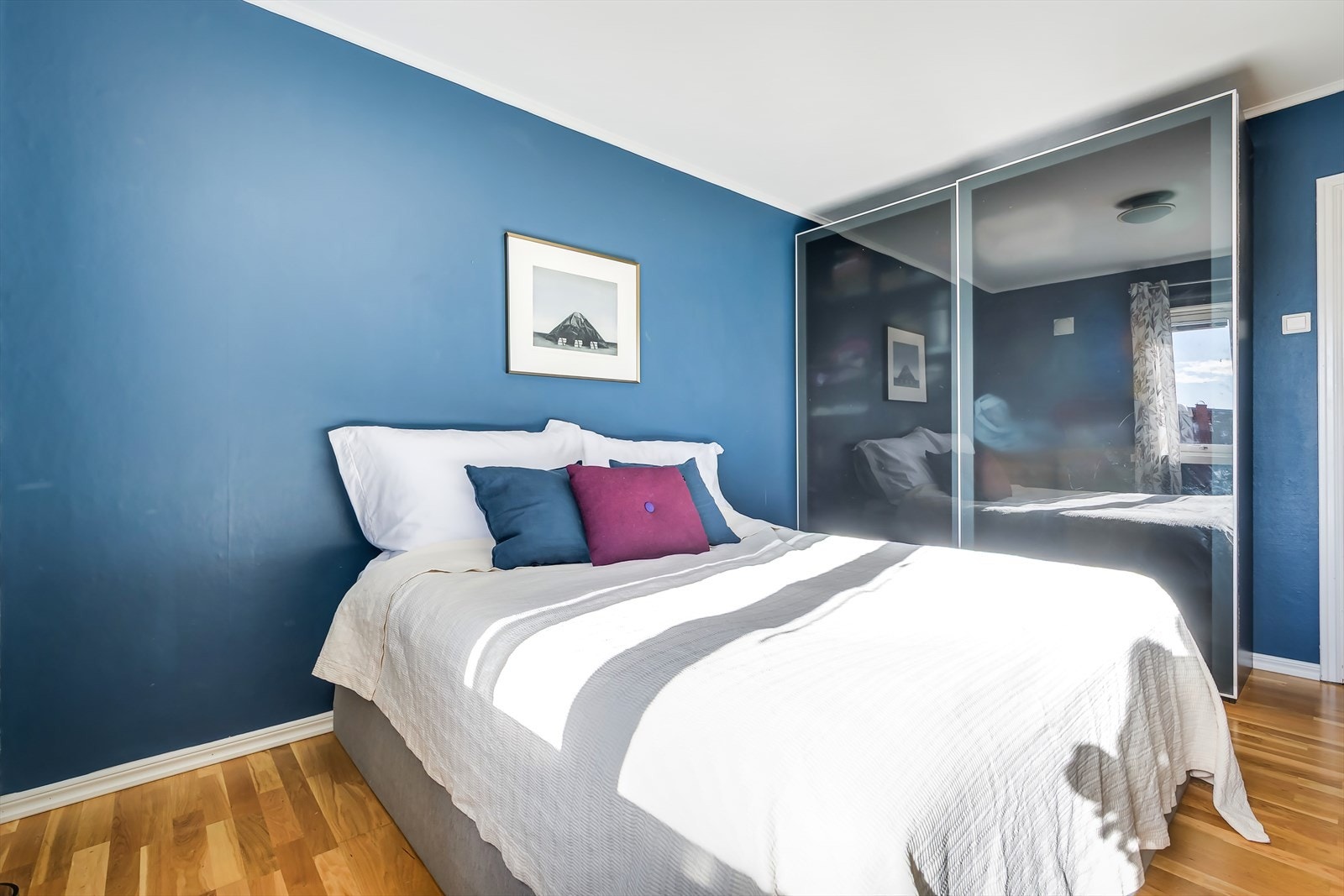 Det er god oppbevaringsplass i skyvedørsgarderoben som følger med Galleribilde