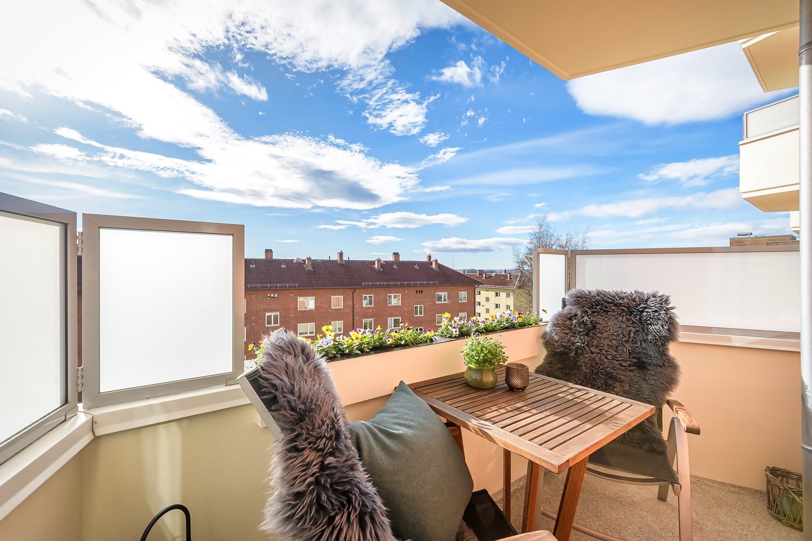 Balkongdøren leder ut til en herlig sørvendt balkong Galleribilde