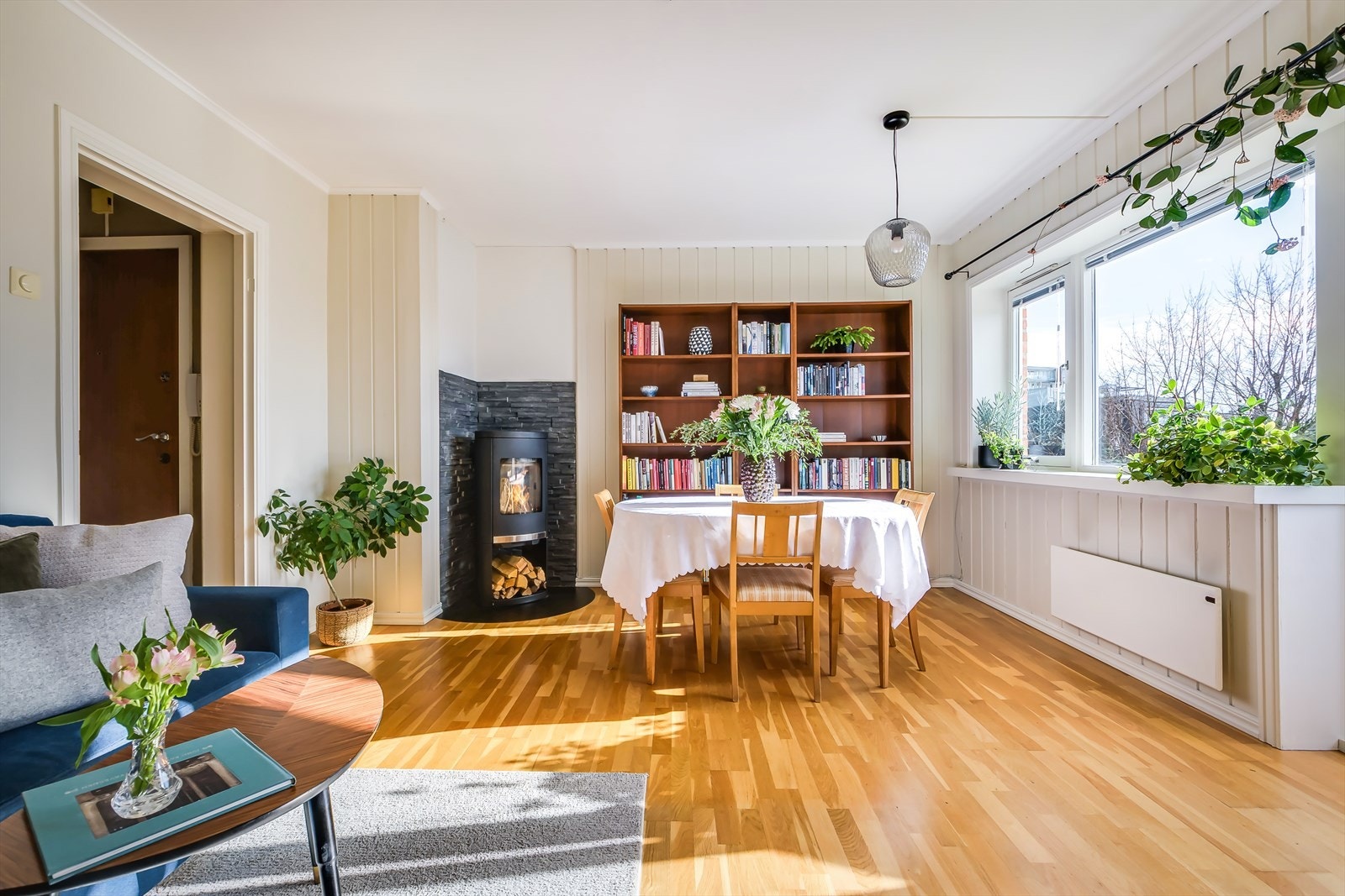 Stuen har en fin planløsning med god plass til sofagruppe, spisebord og tilhørende møbler Galleribilde