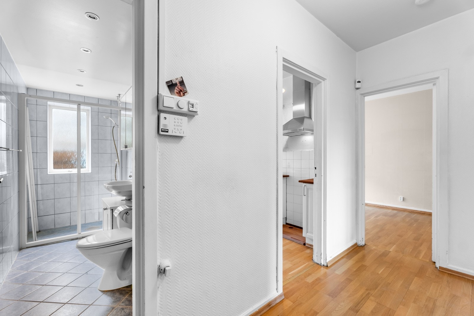 Leiligheten varmes opp via sentralanlegg med radiatorer. Galleribilde