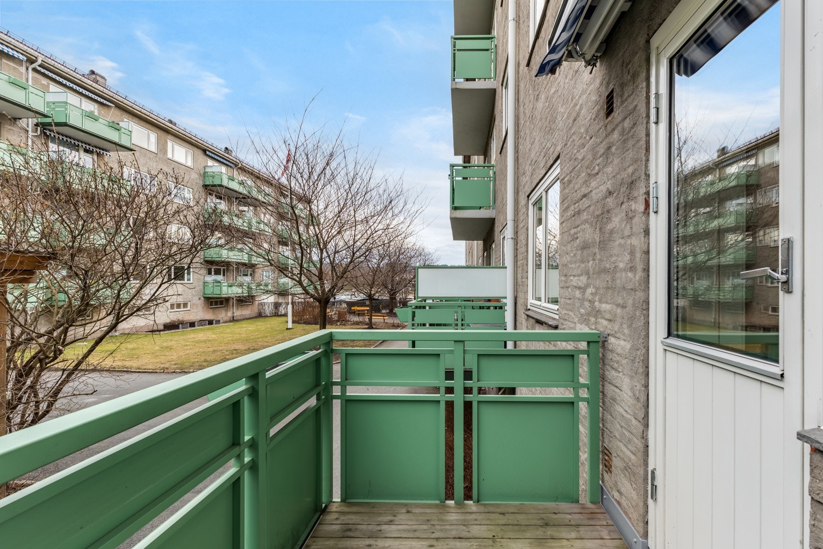 Fra kjøkkenet er det utgang til en balkong på ca. 4 kvm. Galleribilde