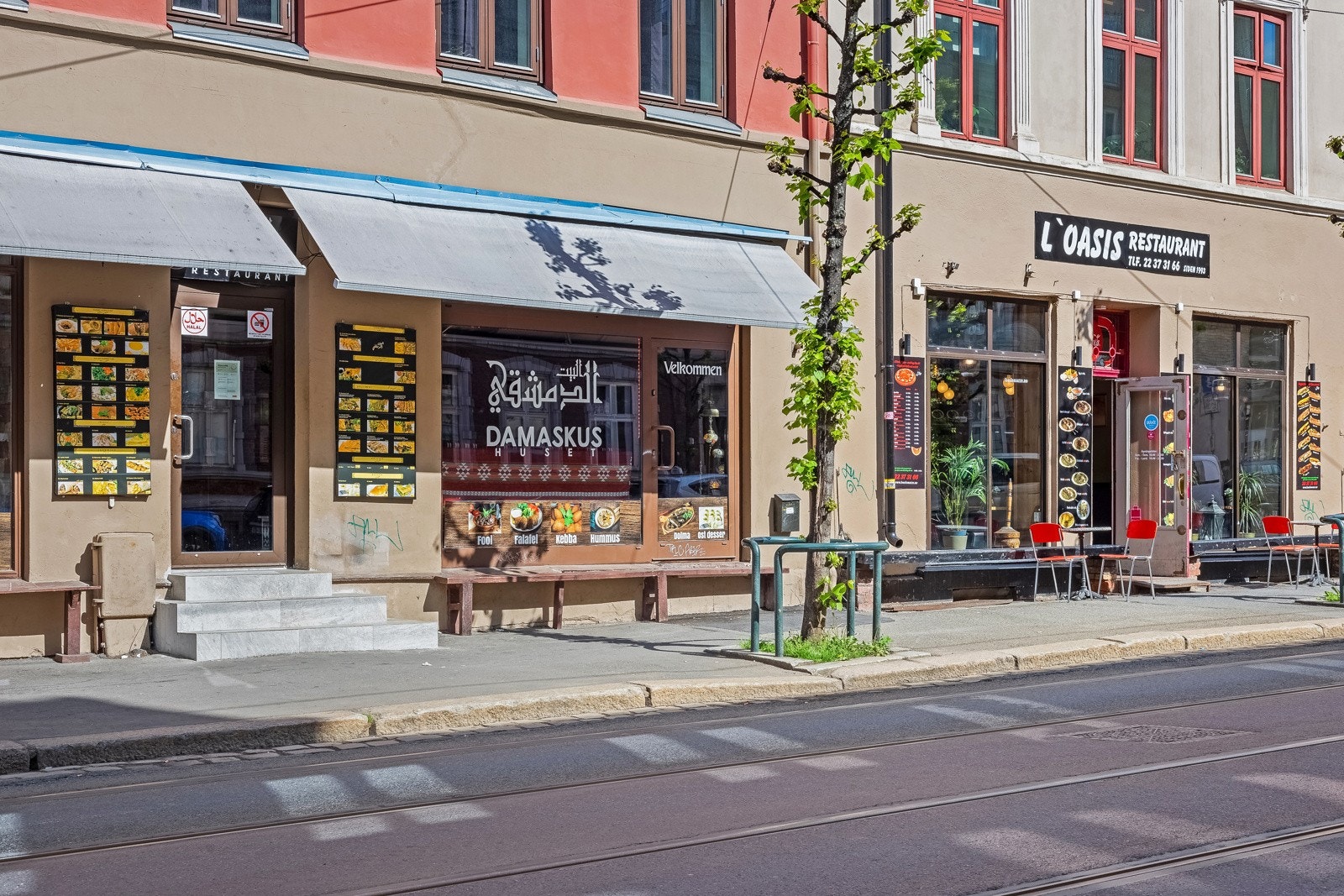 Nærområdet byr på et rikt utvalg av restauranter og caféer. Damaskus i Trondheimsveien byr på syriske retter. Galleribilde