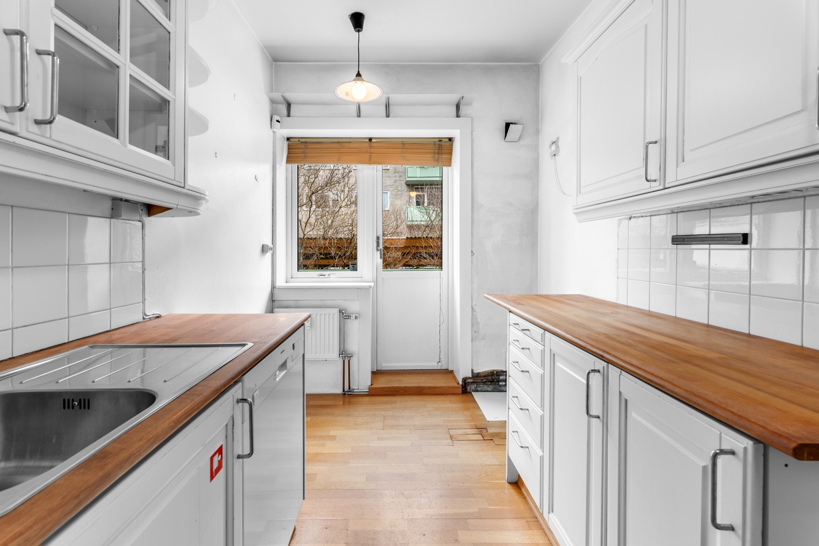 Separat kjøkken med gode lysforhold. Galleribilde