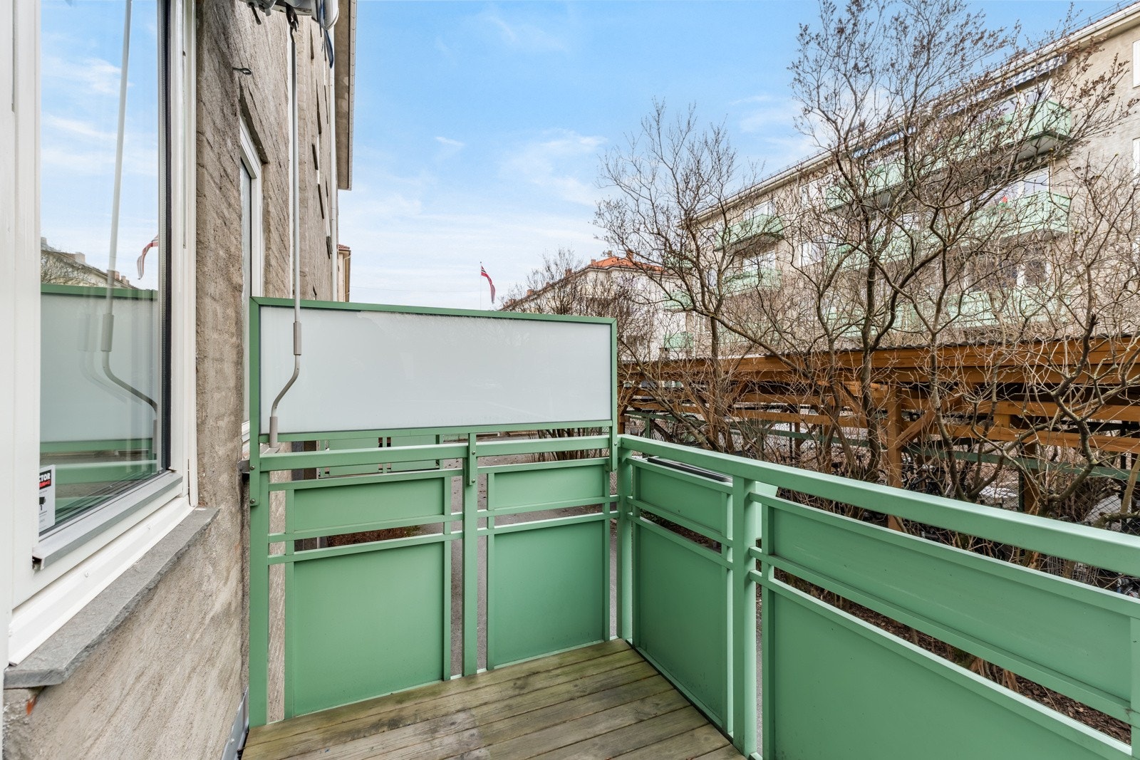 Balkongen vender mot øst og et skjermet fellesareal. Galleribilde