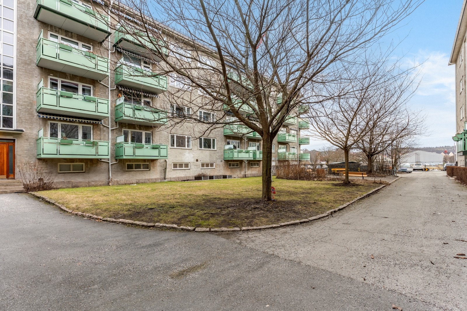 Områdene rundt blokkene er pent opparbeidet. Galleribilde