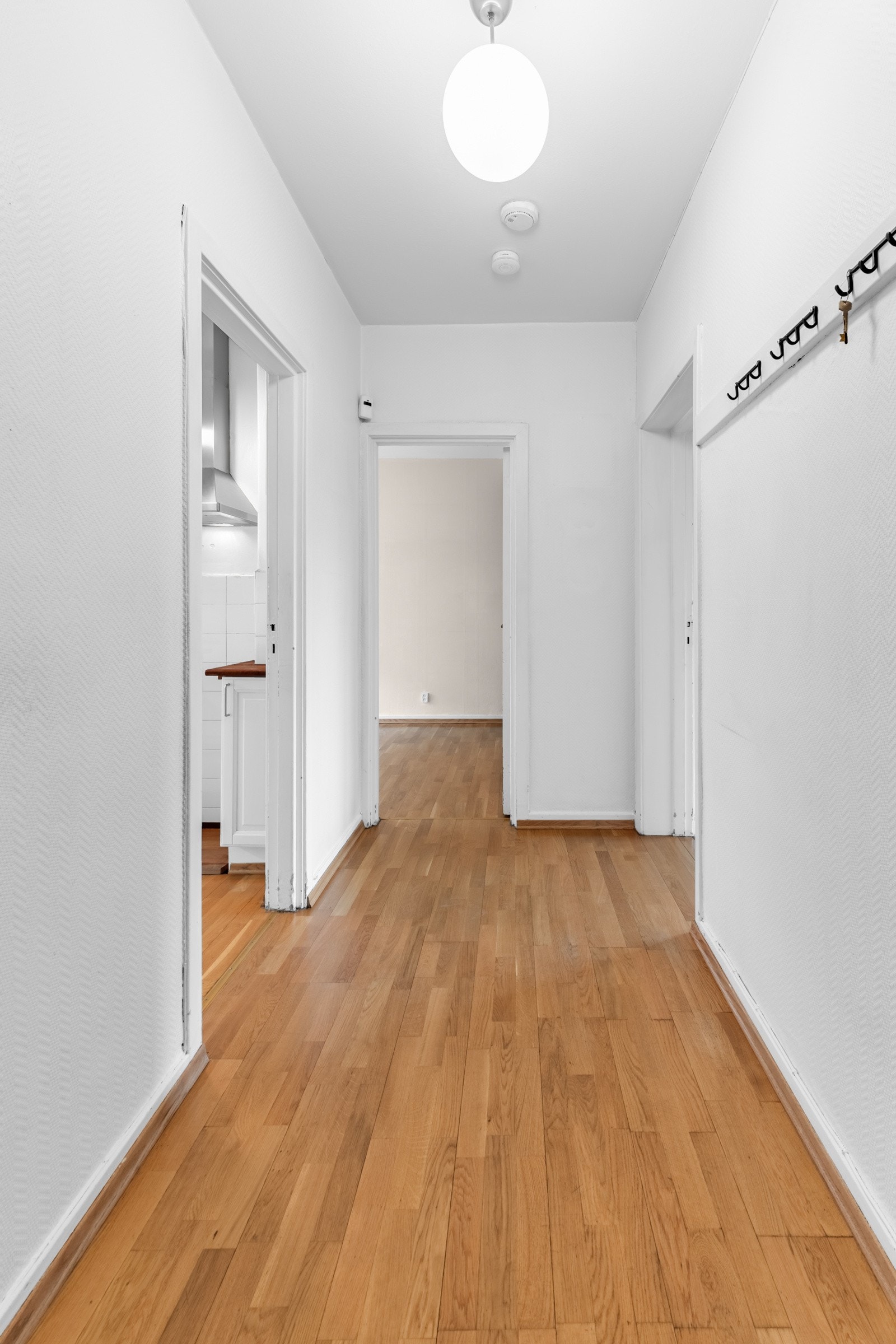 Velkommen til visning! Lys praktisk entré med muligheter for oppbevaring. Galleribilde