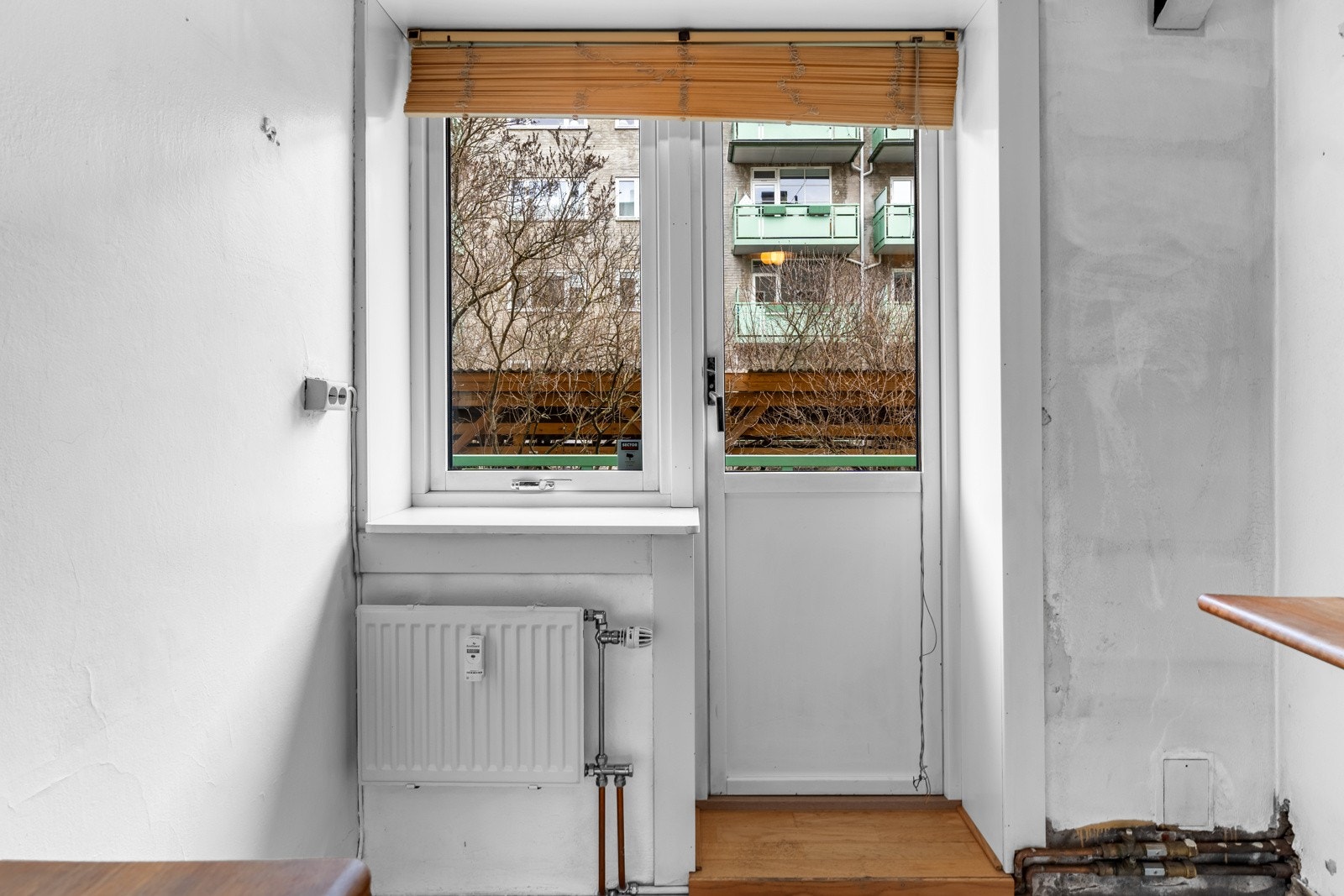 Fra kjøkkenet er det utgang til en balkong. Galleribilde