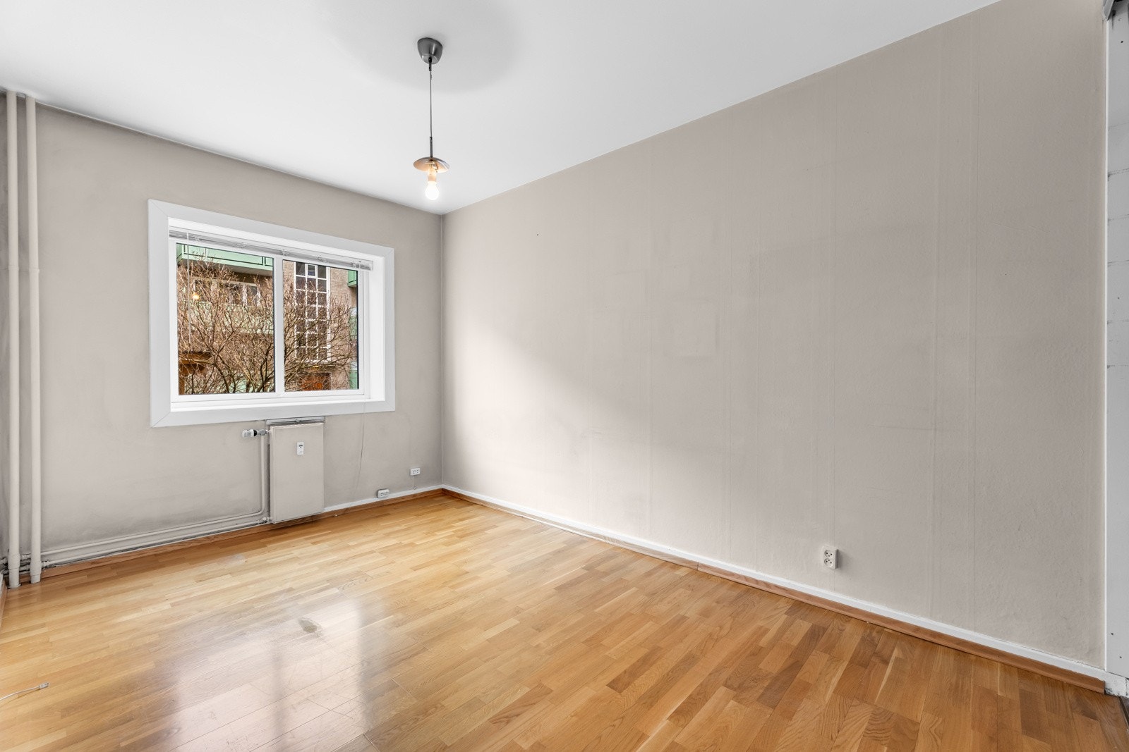 Videre har leiligheten et romslig soverom. Galleribilde