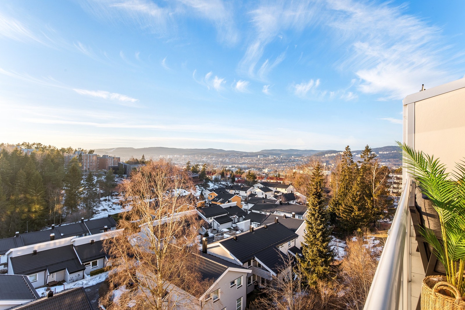 Flott utsikt utover dalen og tretoppene i marka rett utenfor. Denne utsikten med mange flotte kveldshimler året rundt går du neppe lei av. Galleribilde