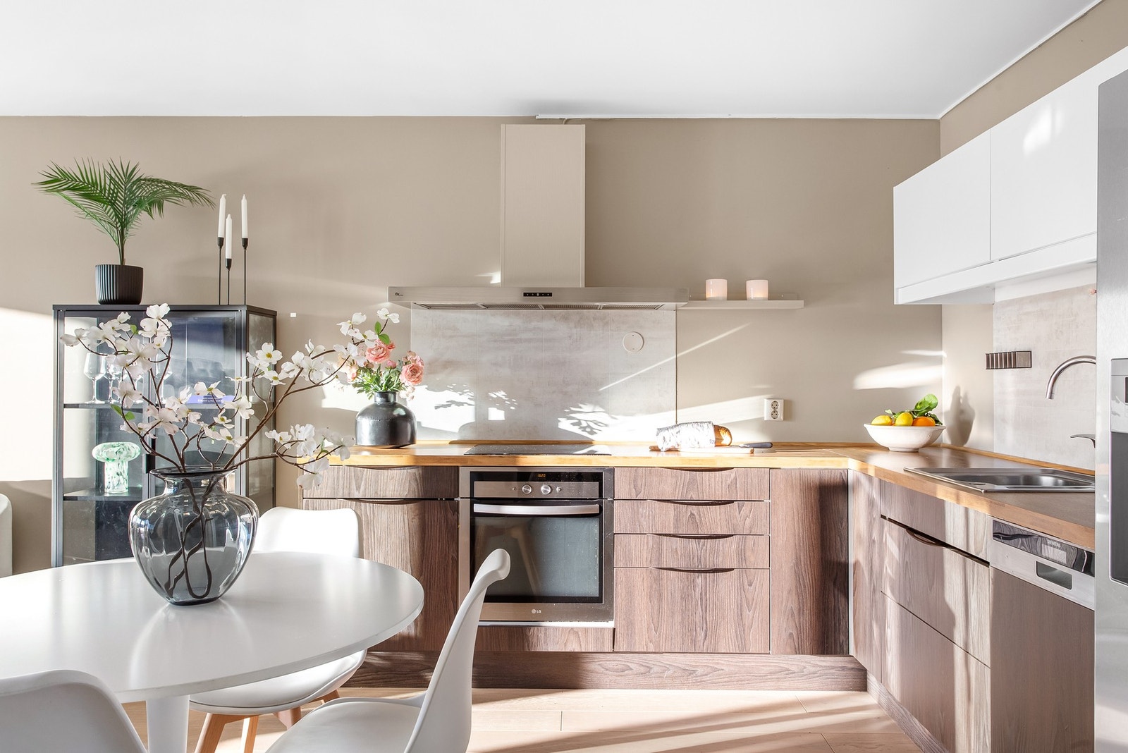 Innredningen består av fronter i valnøtt, en rad med hvitt overskap kombinert med lys laminat benkeplate i eik utførelse og nedfelt kum i rustfritt stål. Galleribilde