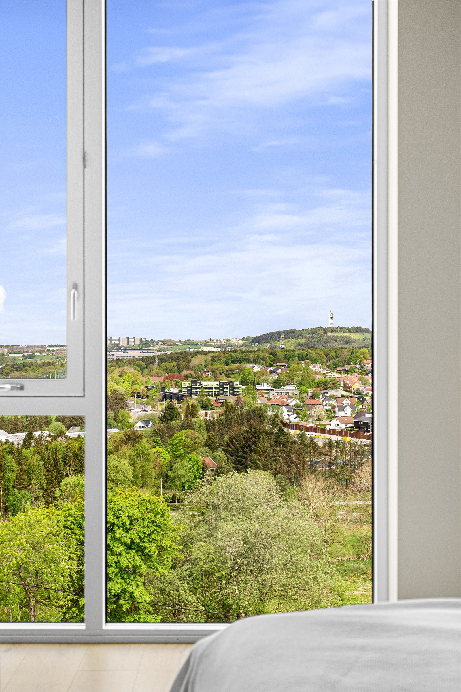 Et stort vindu slipper inn mye naturlig lys, og det er god plass til både dobbeltseng og annet møblement. Galleribilde