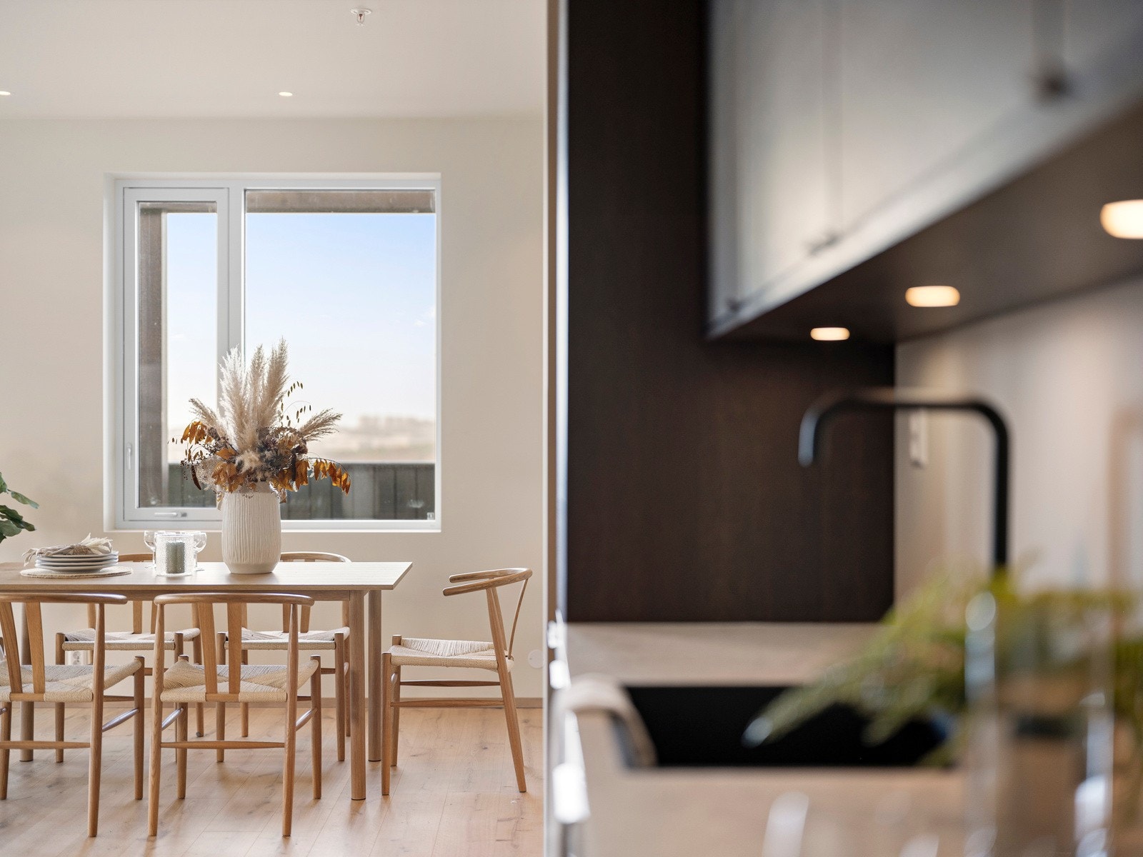 Selve kjøkkenet er oppført med god skap- og benkeplass langs to vegger; både store og små kan bli med på matlagingen. Galleribilde