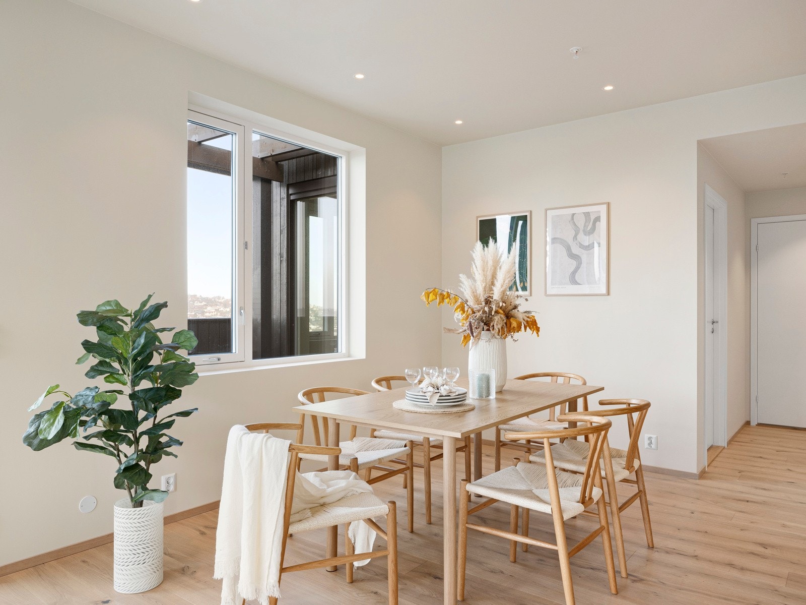 I tilknytning kjøkkenet er det fin plass til å innrede med et stort spisebord. Galleribilde