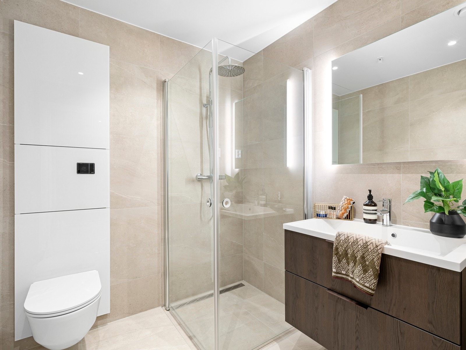 Begge badene har downlights, gulvvarme og vegghengt toalett med dempet sete. Galleribilde