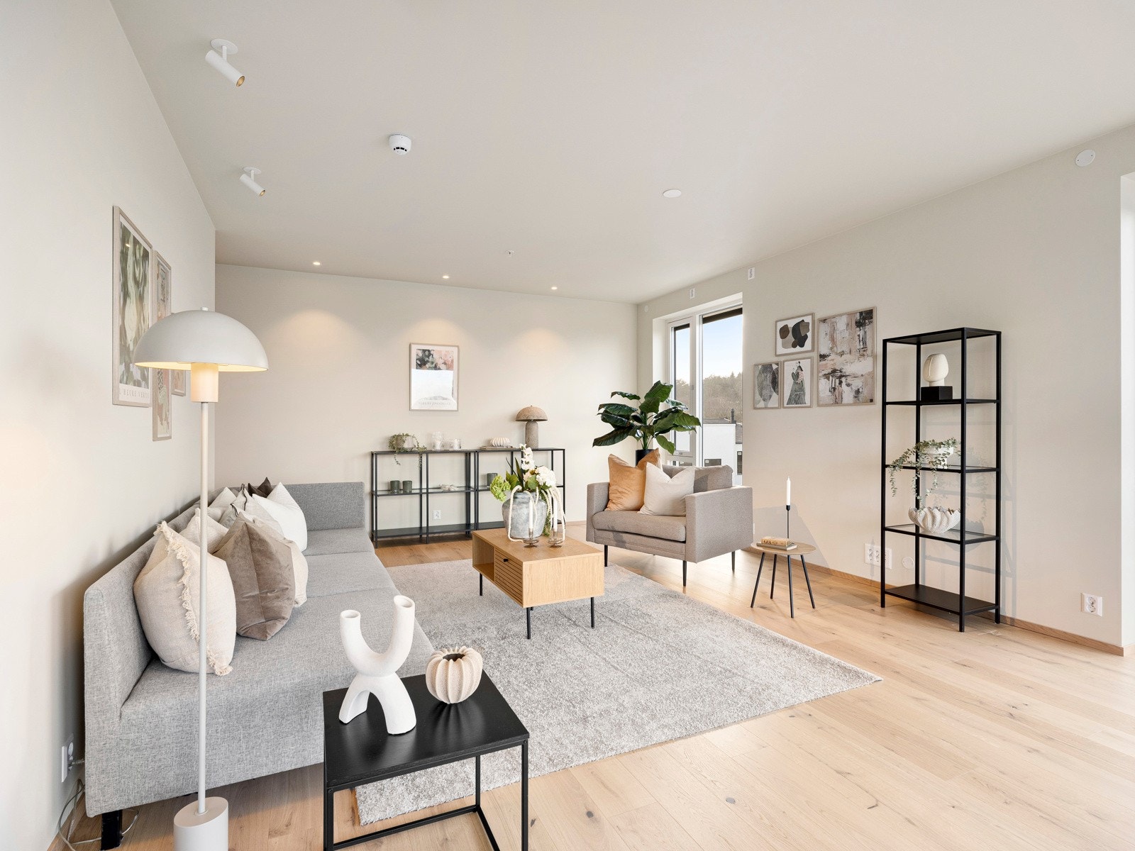 Plasseringen øverst i bygget betyr ekstra gode kvaliteter, som solskjerming, listefrie vinduer og vannbåren gulvvarme. Galleribilde