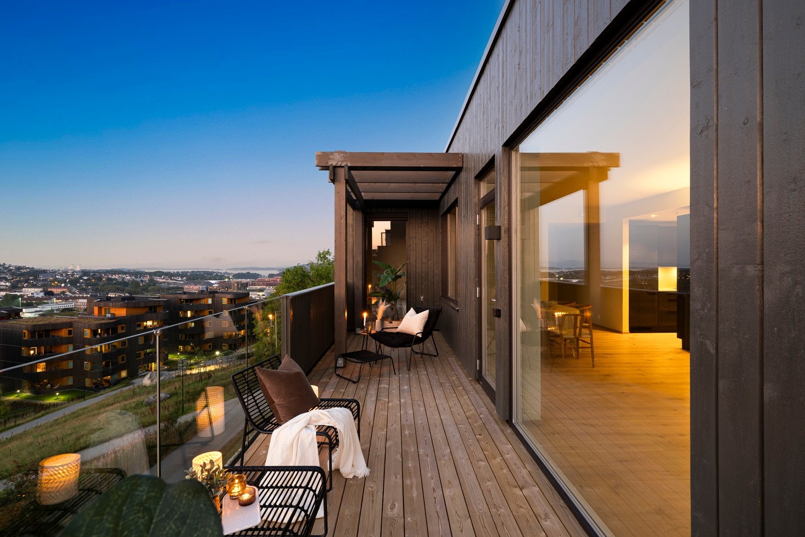 Gode solforhold understreker idyllen ute, og den fine beliggenheten på hjørnet gjør det enkelt å flytte seg etter solen og virkelig nyte varme dager til fulle. Galleribilde