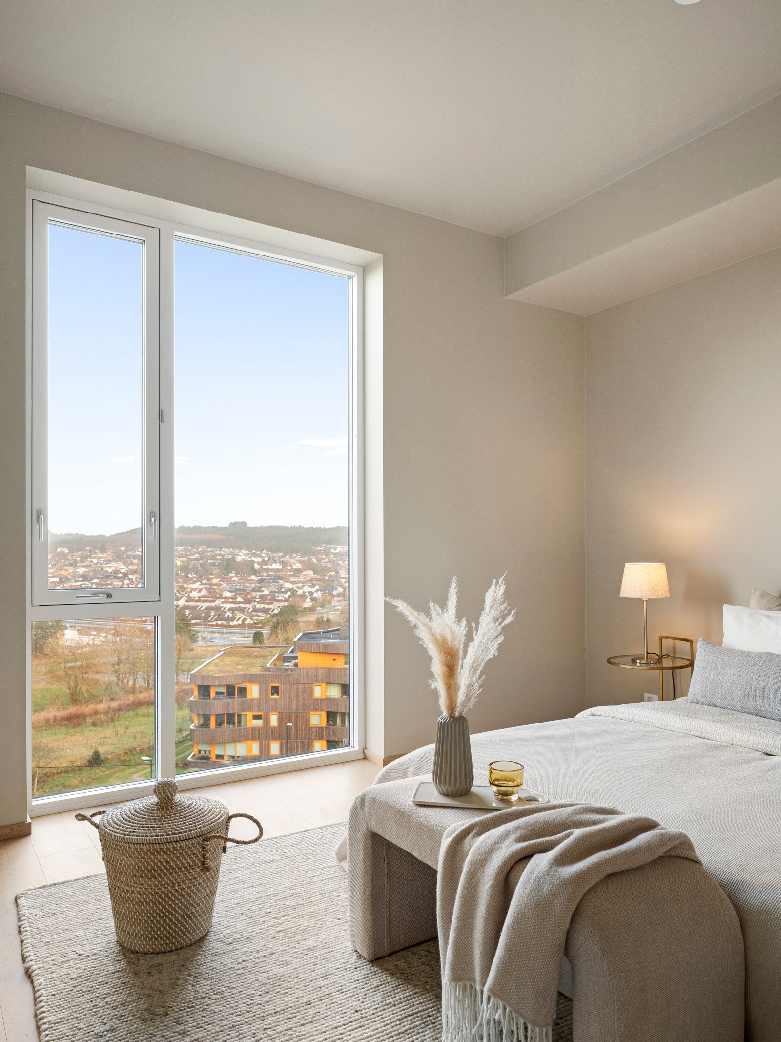 Her våkner man til nydelig utsikt, og hovedsoverommet er en del av en privat matstersuite med eget bad og hendig bod. Galleribilde