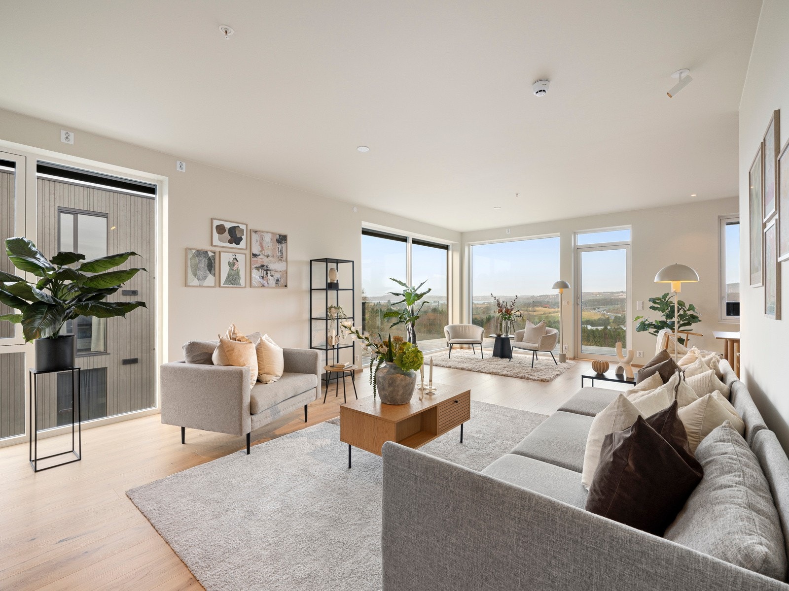 Stuen er naturlig inndelt i soner og det passer perfekt å innrede med spisebord i tilknytning kjøkkenet. Galleribilde