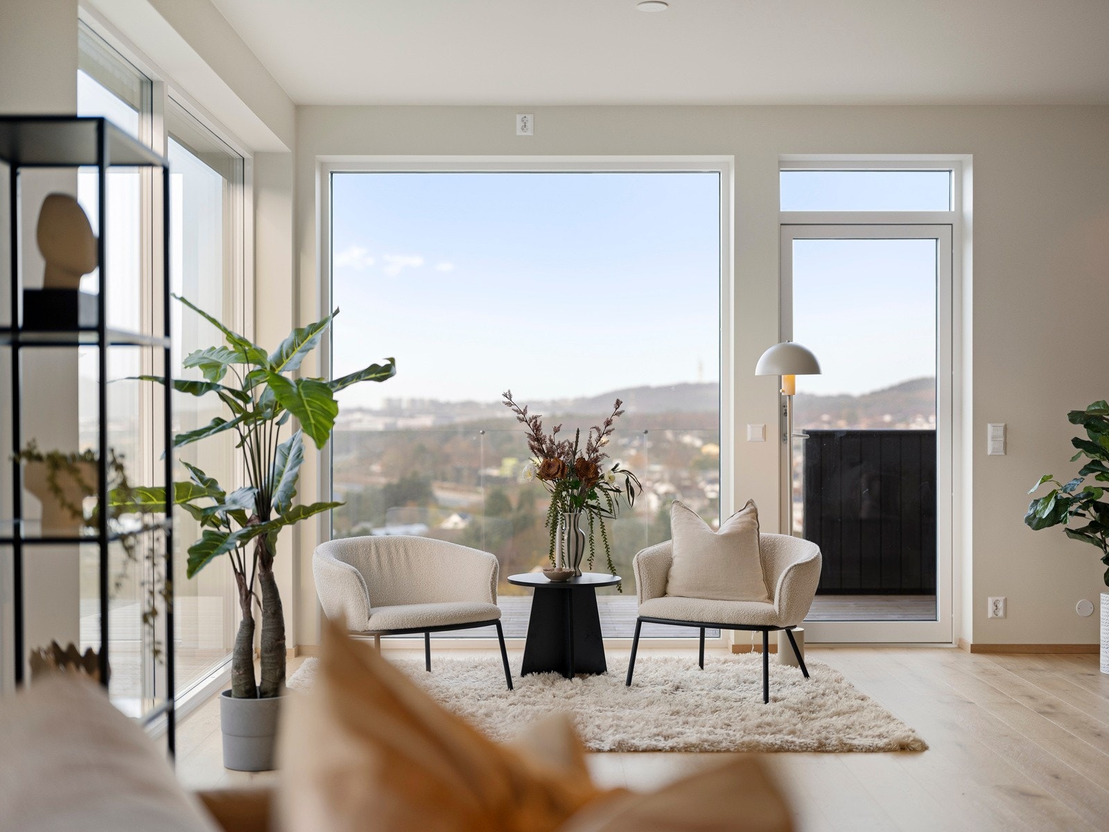 Foran de store vinduene har man fin plass til å imnrede med lesekrok el.l. Galleribilde