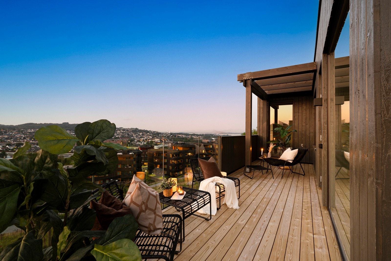 Uteplassen innredes enkelt i ulike soner, og innbyr til både stille stunder og lange, sosiale kvelder. Galleribilde