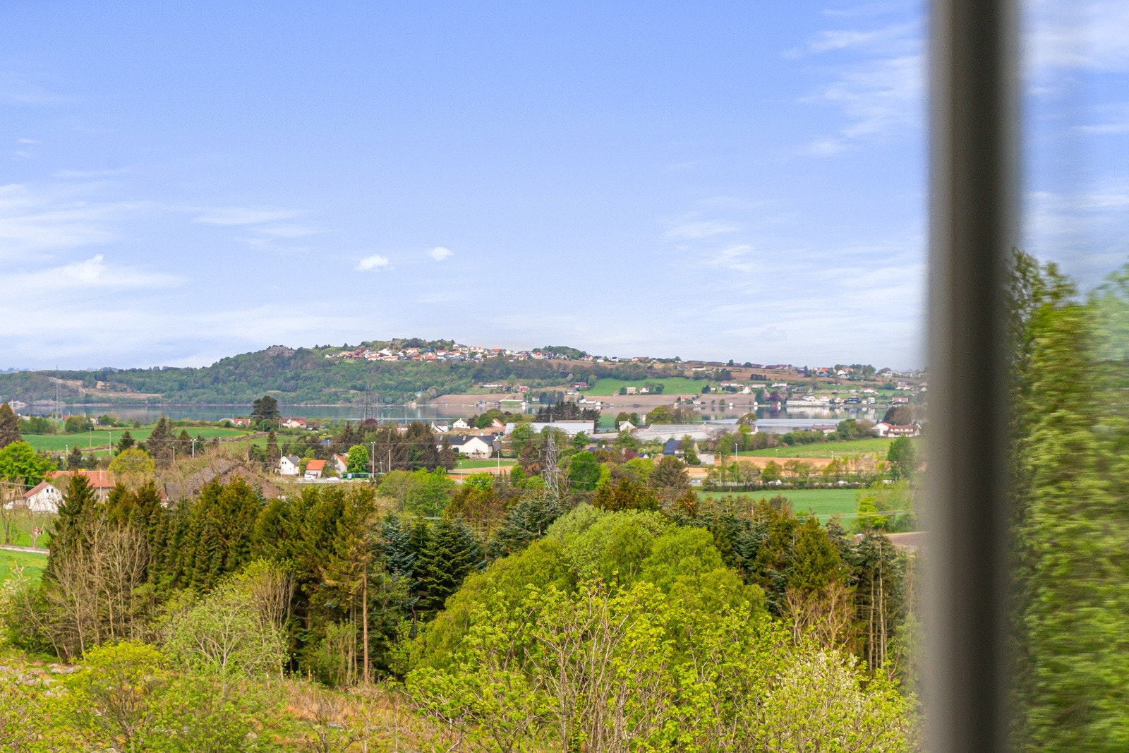 Leiligheten ligger i toppetasjen i et moderne bygg fra 2024, der den landlige følelsen har vært inspirasjon under valget av fasade. Galleribilde