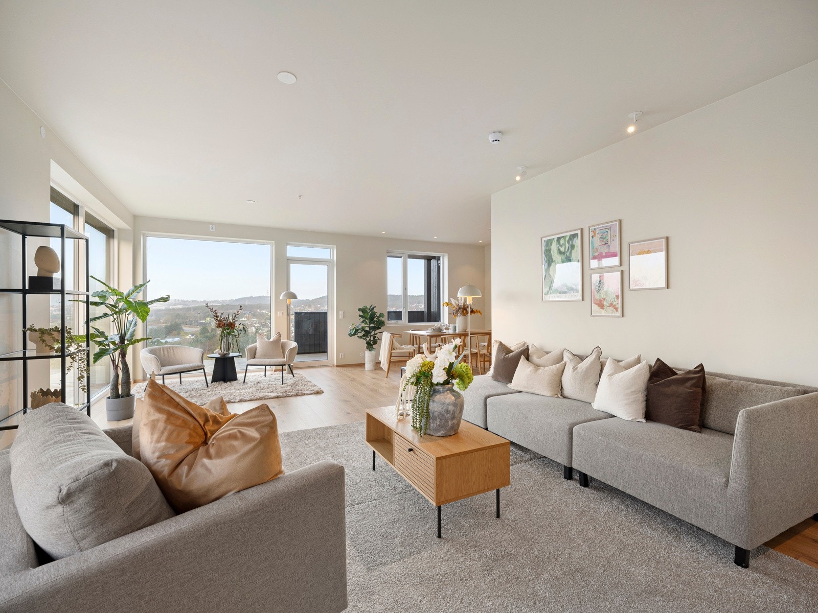 Stuen og kjøkkenet utgjør et aldeles nydelig allrom, med slående utsikt og flotte lysforhold via store vindusflater i to retninger. Galleribilde