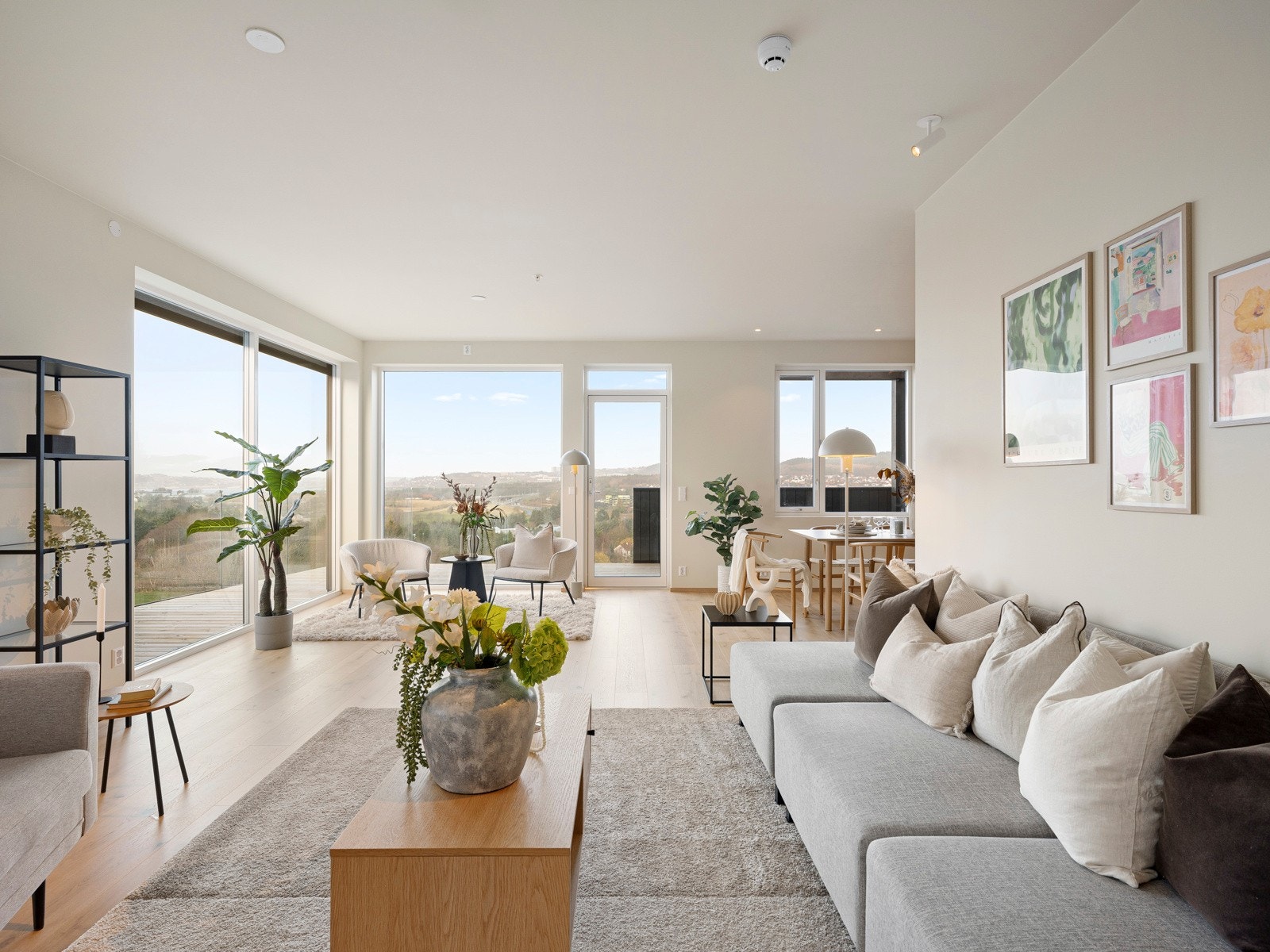 Sammen med en god takhøyde bidrar de store vindusflatene til en herlig romfølelse. Galleribilde