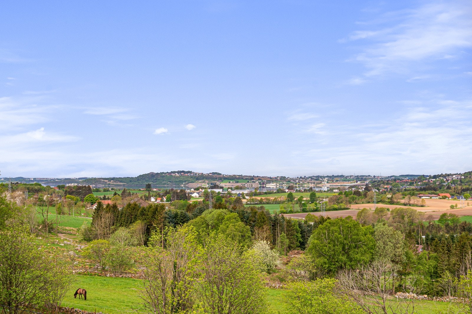 Her blir du en del av et område i herlig utvikling, med alle hverdagsfasiliteter lett tilgjengelig - inkludert tog og kjøpesenter. Galleribilde