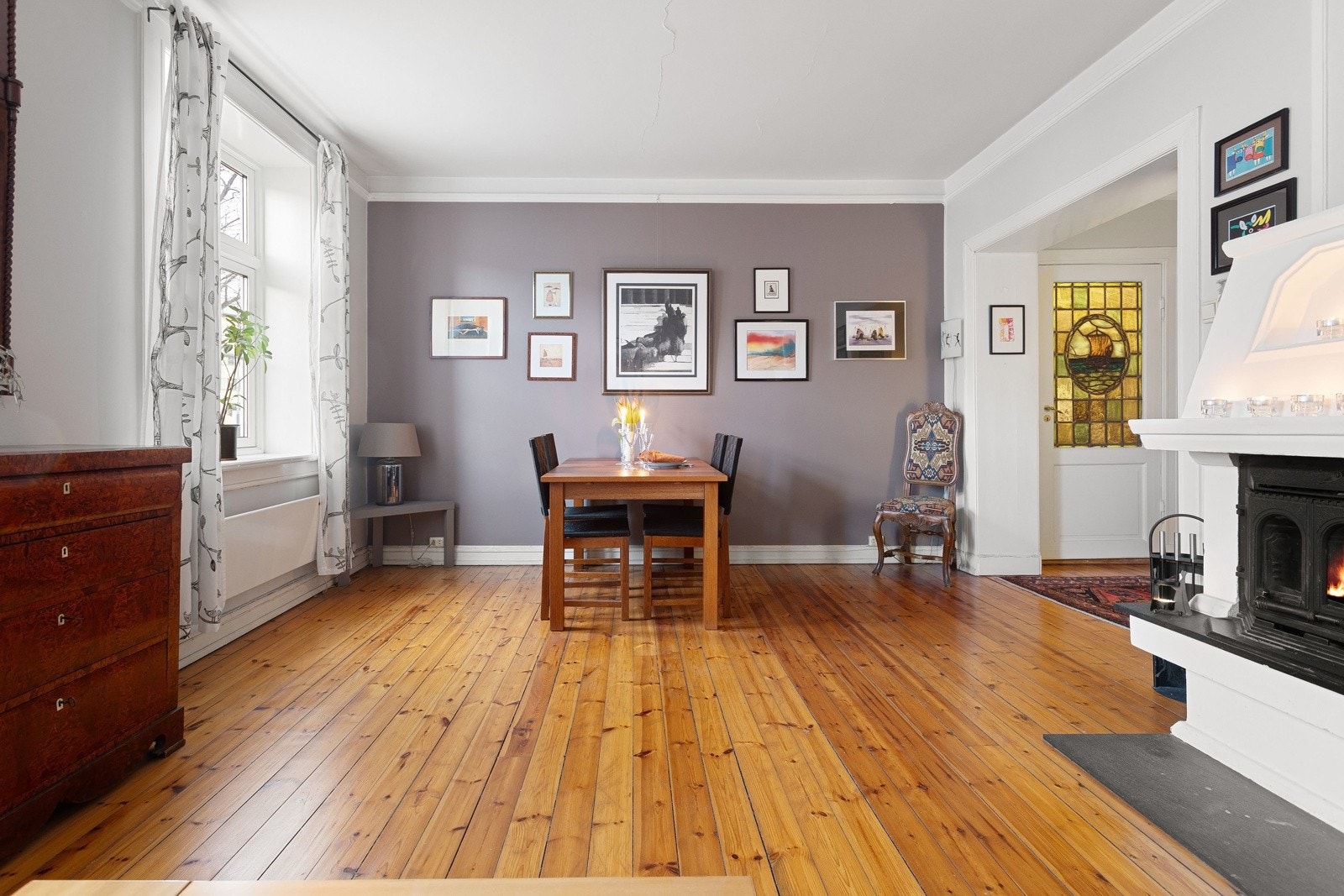 Slette malte vegg- og takflater, samt tregulv Galleribilde