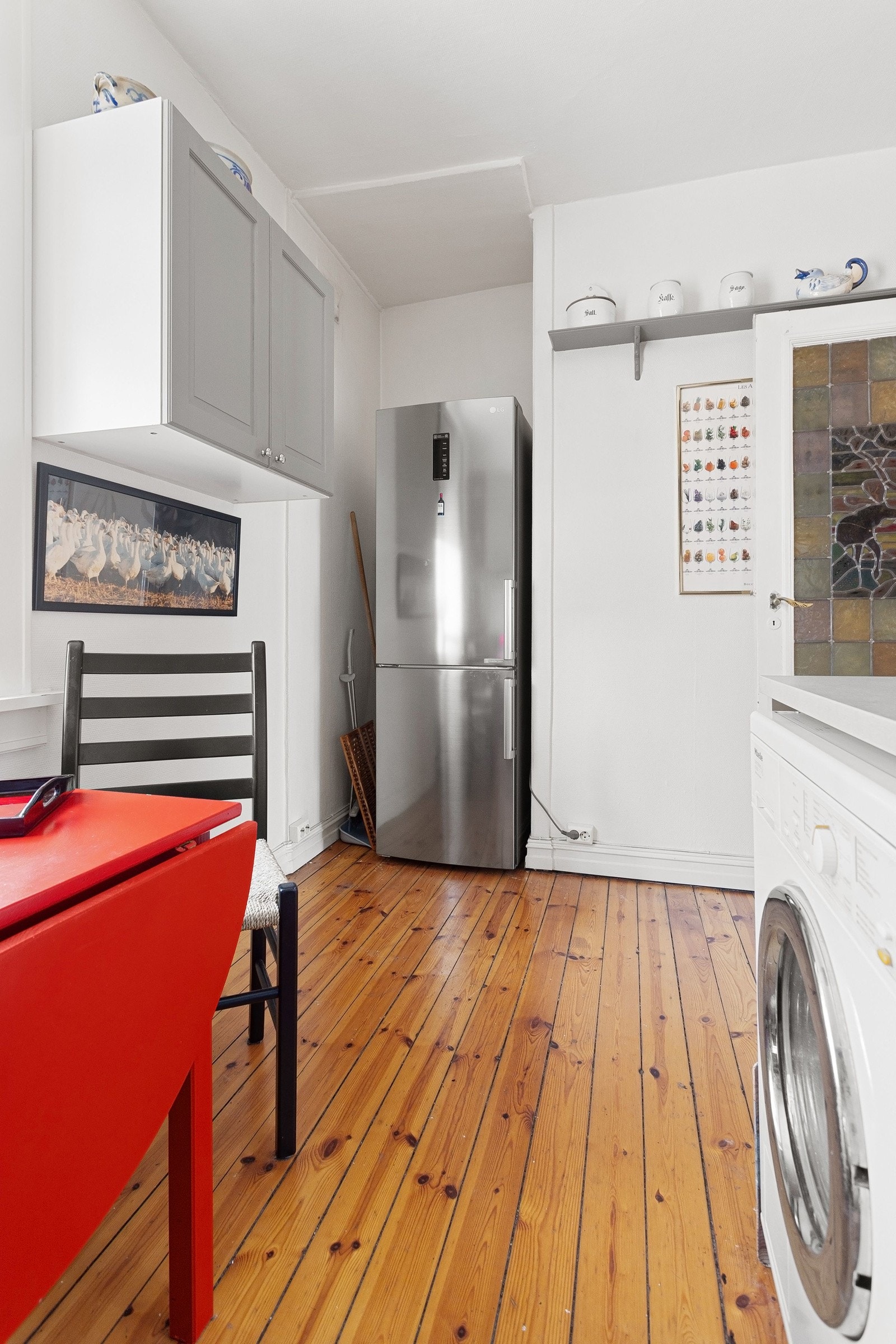 Kjøkkenet inneholder kjøl / frys, oppvask maskin, komfyr og opplegg for vaskemaskin Galleribilde