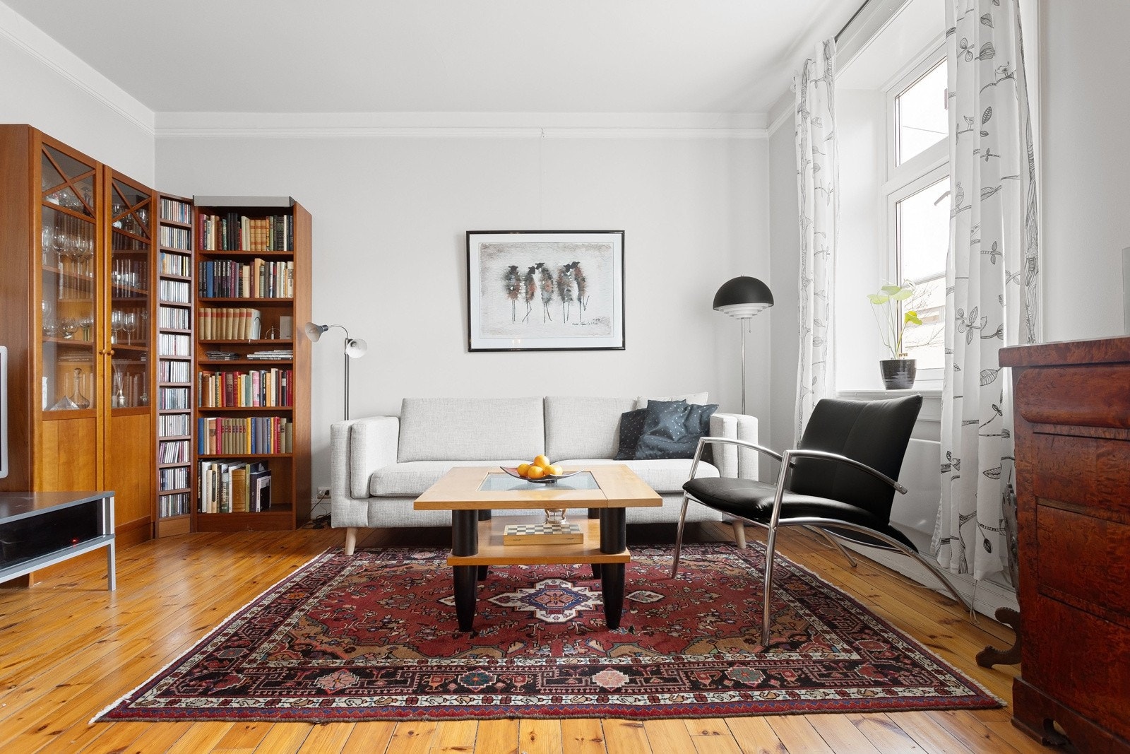 Stort oppholdsrom med plass til sofagruppe med tilhørende møblement og spisebord Galleribilde