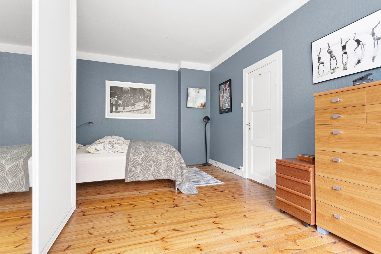 Soverom av generøs størrelse vendt mot rolig bakgård Galleribilde