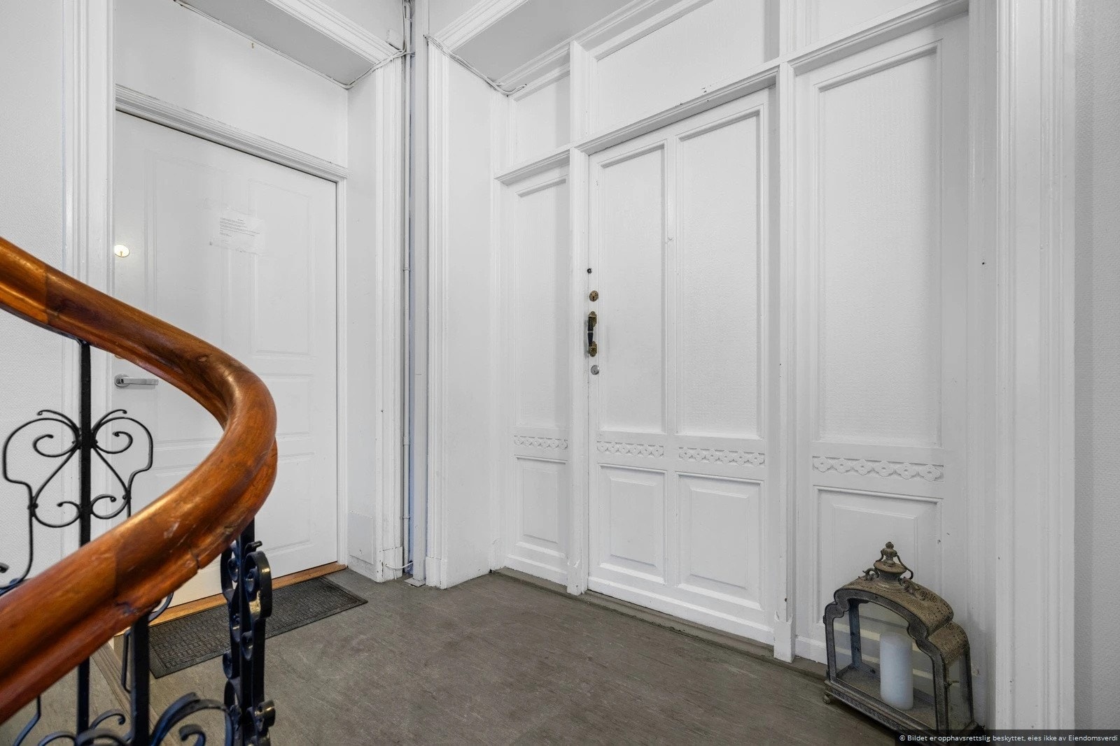 Flott oppgang med lekker eldre inngangsdør. Galleribilde