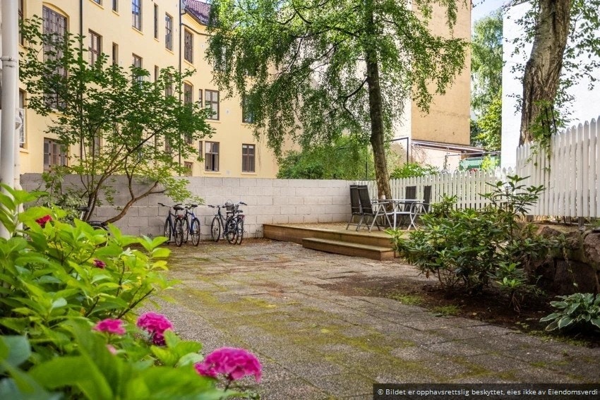I den frodige bakgården er det opparbeidet platting og sykkelparkering for beboerne. Galleribilde