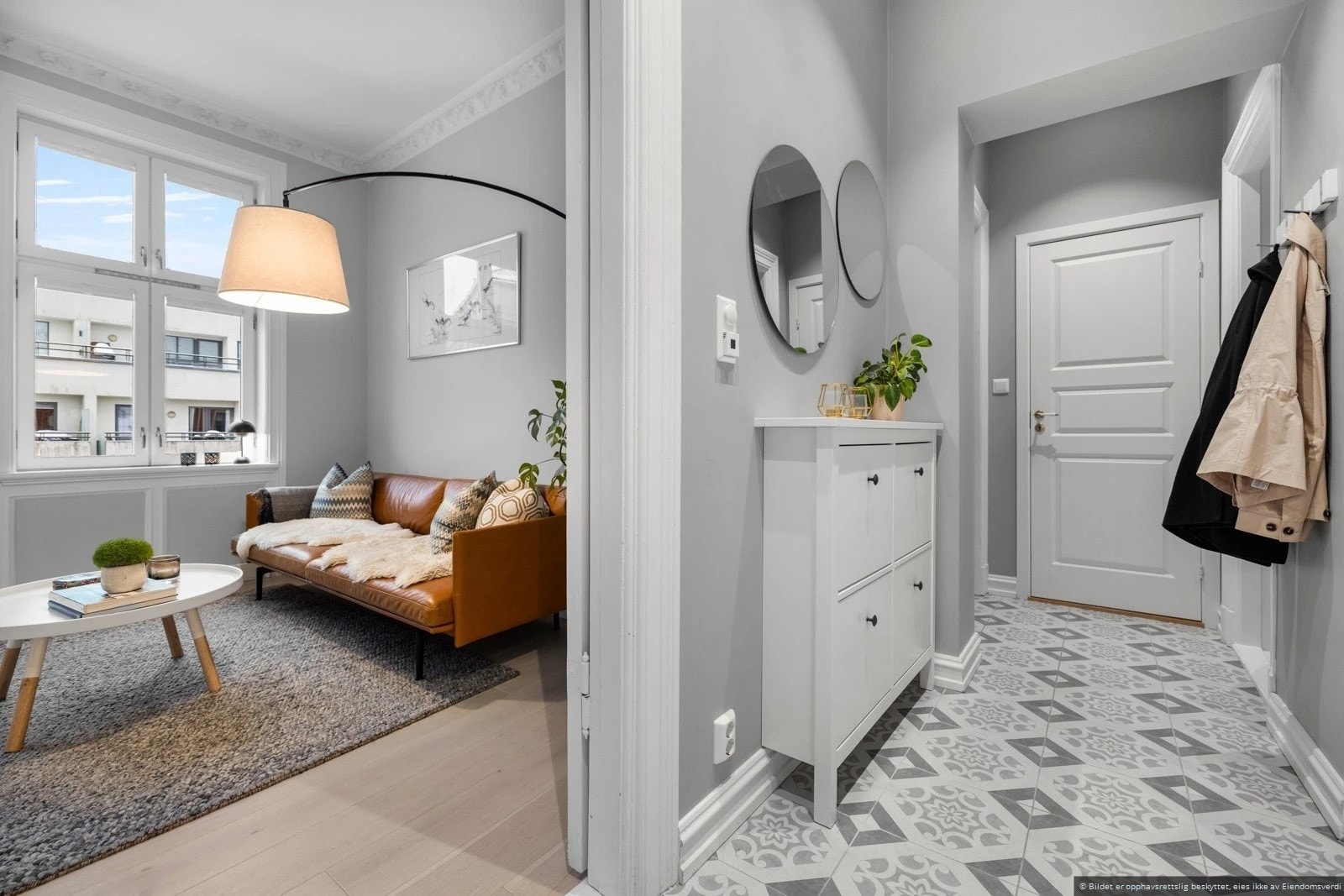 Entrè med fastmontert skoskap. Det er også oppheng for yttertøy. Galleribilde