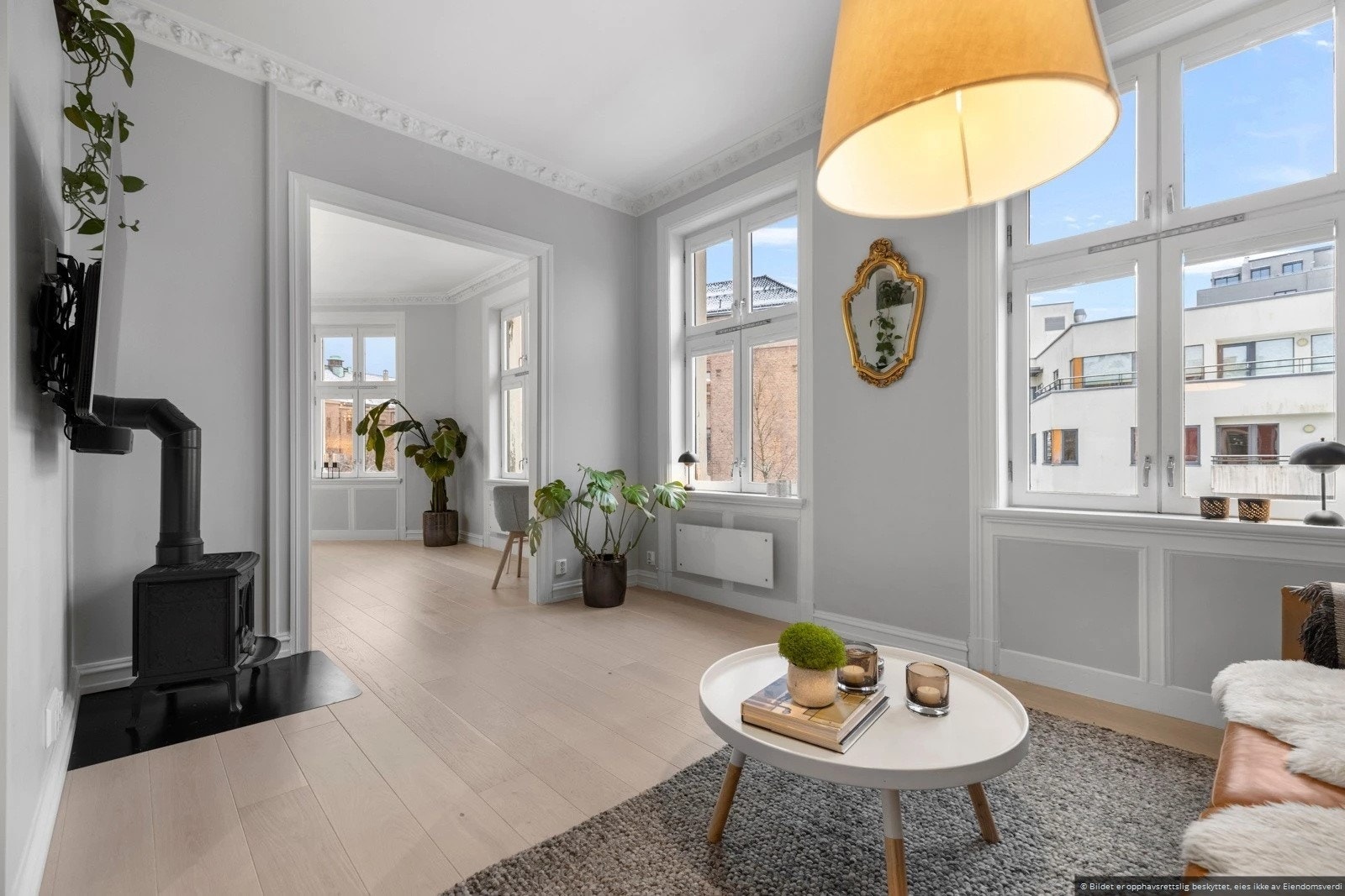 Stue med peisovn for kjørlige dager. Det er også montert panelovn. Galleribilde