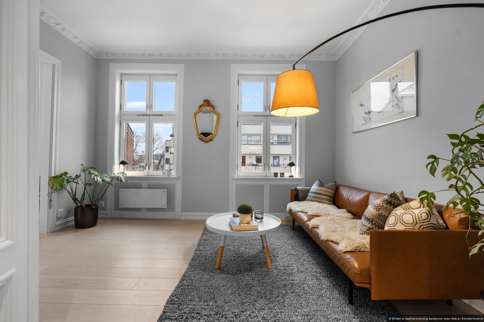 I stuen er det høye vinduer som gir mye lys. Galleribilde