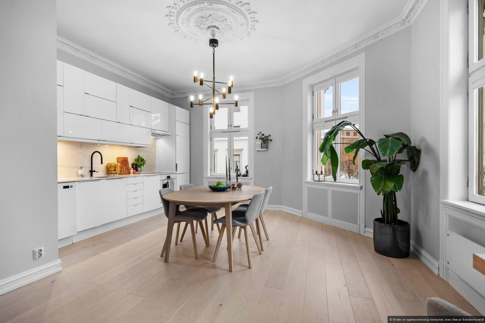 Det er god plass til spisestue på kjøkkenet. Galleribilde