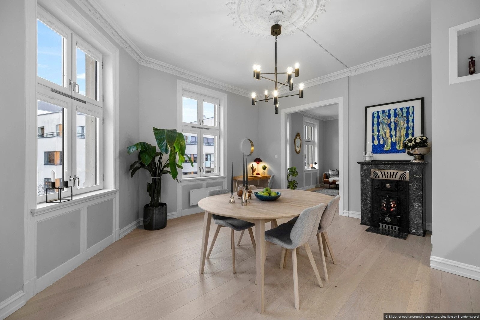 På kjøkkenet er det kamin for kjørlige dager. Galleribilde