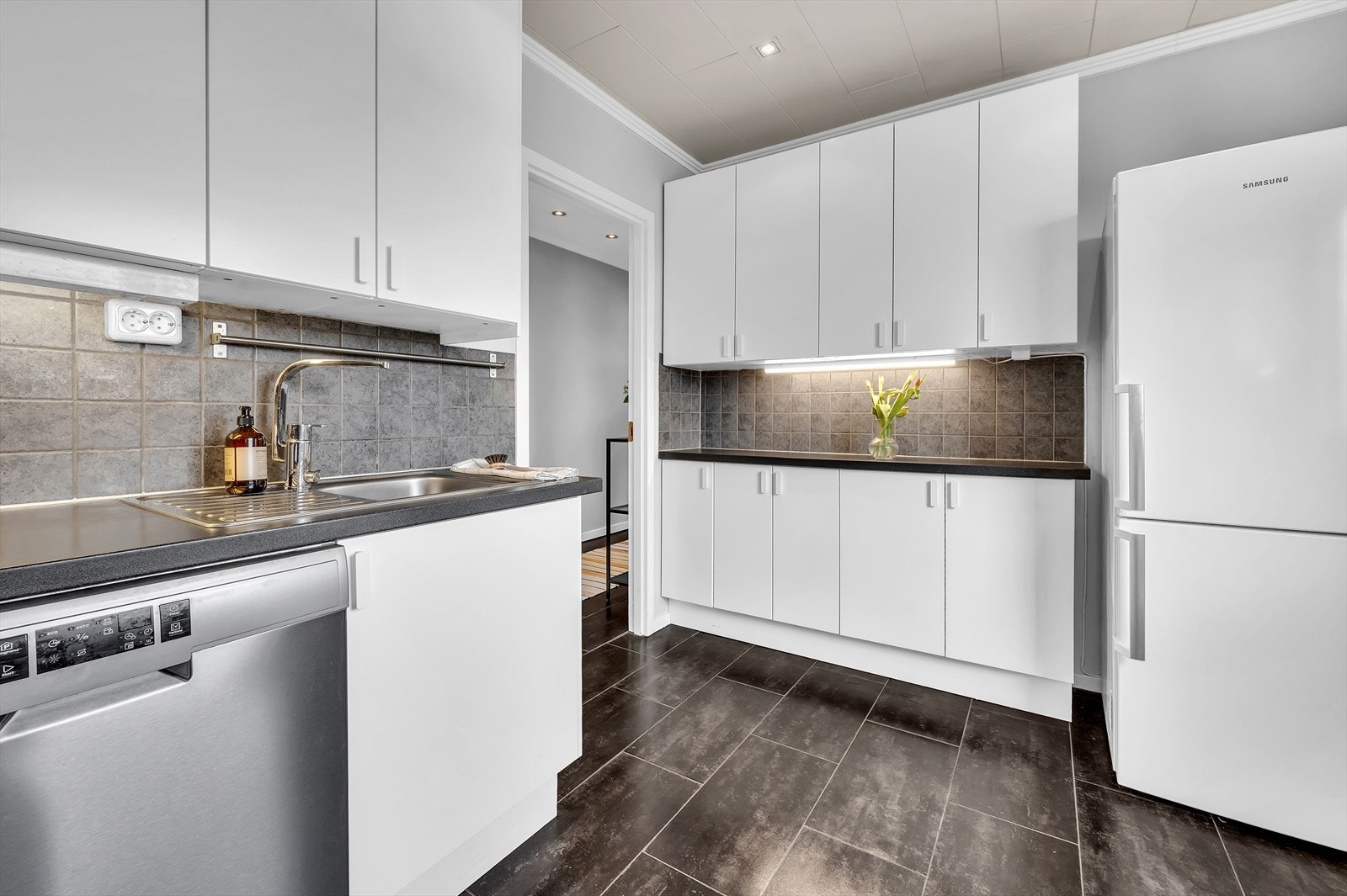 Det er installert kjøl/fryseskap, oppvaskmaskin, ventilator og komfyr. Kjøkkenventilatoren er tilkoblet oppdriftskanal. Galleribilde