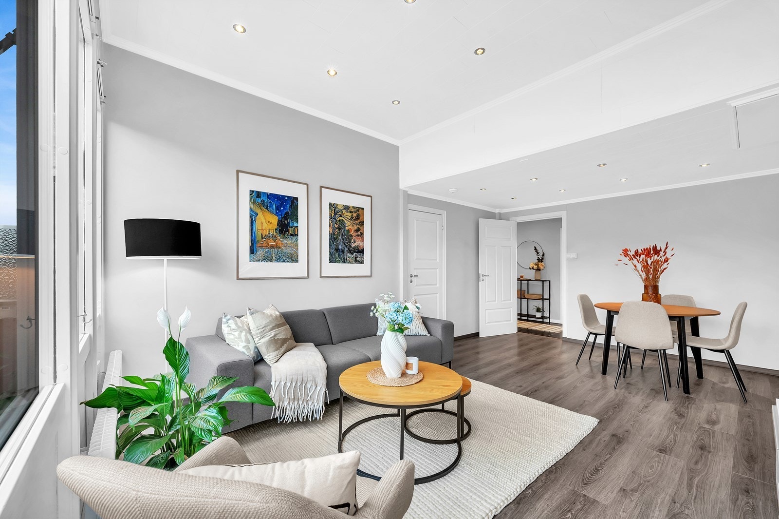 I stuen er det god plass til sofaseksjon med tilhørende møblement, TV-benk og spisebord. Galleribilde