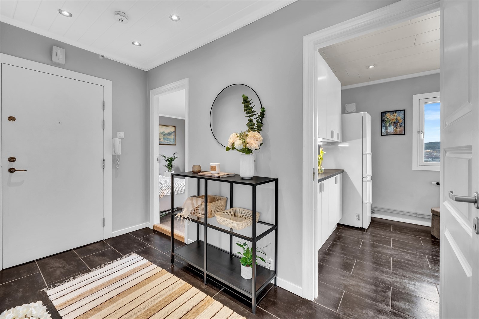 Velkommen inn! En lys og innbydende entré som gir godt førsteinntrykk av leiligheten. Galleribilde